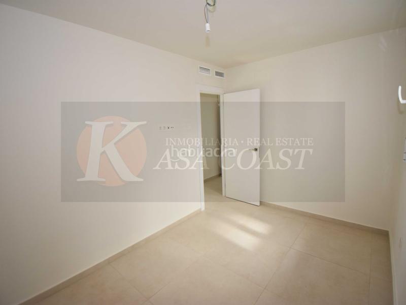 Foto b2115c3b-543f-4423-b697-e83539ce643e. Piso tu hogar en 1 línea de playa centro con vistas al mar y al Puerto Deportivo en Fuengirola