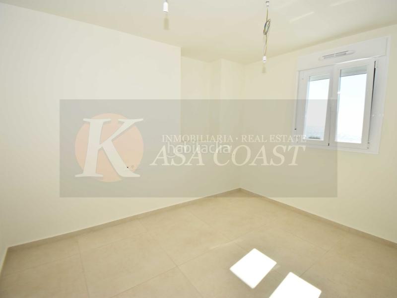 Foto fc4ba76a-9cd9-4c57-b2f0-fb2c320df4f3. Piso tu hogar en 1 línea de playa centro con vistas al mar y al Puerto Deportivo en Fuengirola
