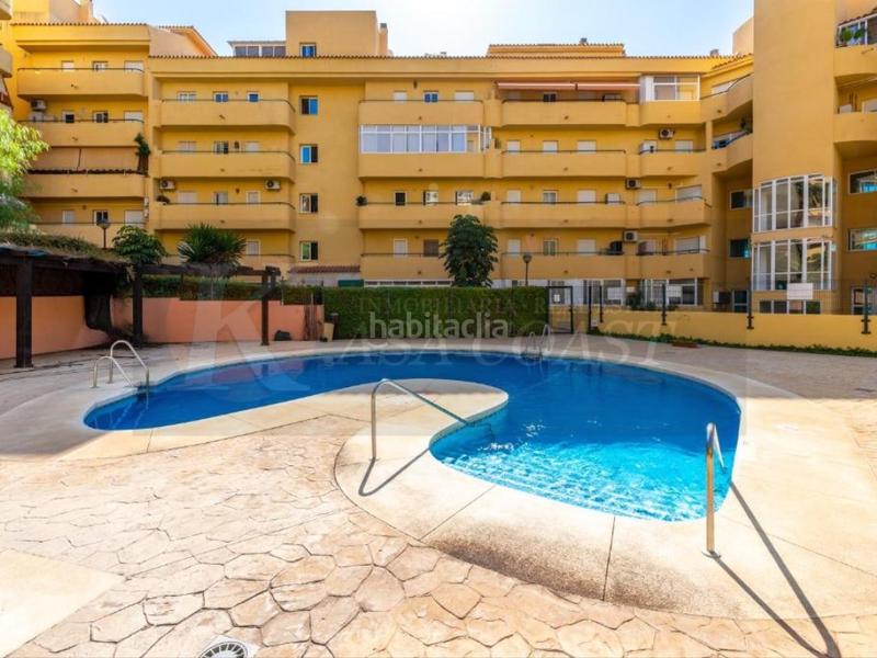Foto 6b5935b0-e90c-455d-b528-fd4e990b544e. Piso  en venta en Los Pacos, urbanización con jardín y piscina en Fuengirola