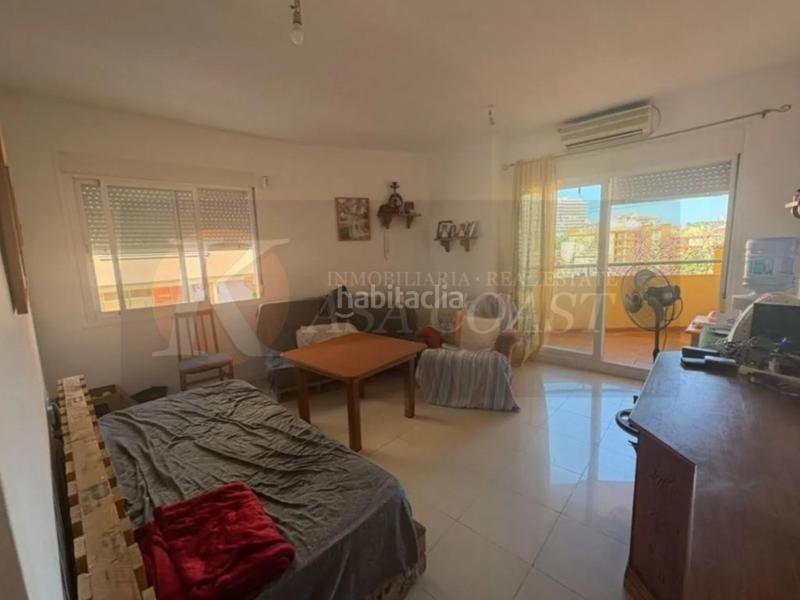 Foto b0f33655-5ff6-43d2-8c9a-c3ebc9587f96. Piso  en venta en Los Pacos, urbanización con jardín y piscina en Fuengirola