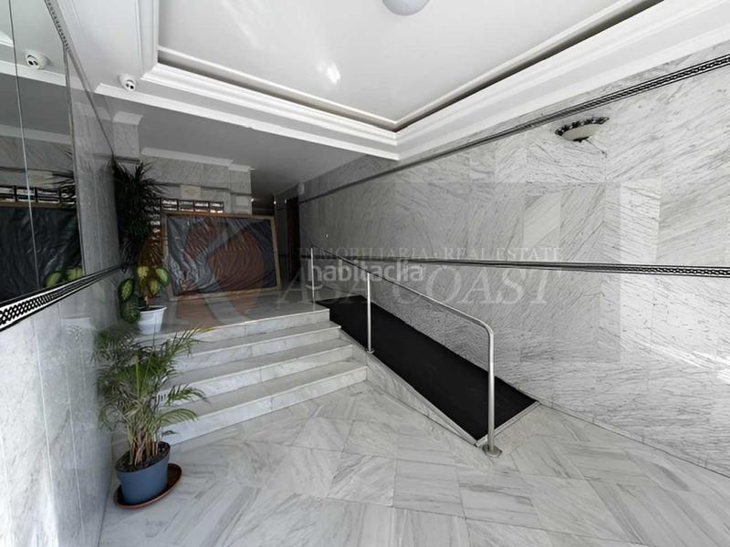 Foto 6fe07f95-dde6-42c7-835f-972aa9aaf660. Piso fantástico piso con terraza y vistas abiertas en las lagunas, costa en Mijas