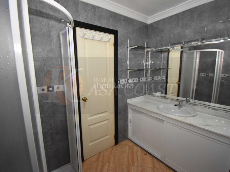 Foto 9d84fcad-3cba-4313-a8fc-4ca41da86bb4. Piso fantástico piso con terraza y vistas abiertas en las lagunas, costa en Mijas