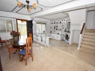 Maison jumelée à Los Boliches. Adosado con gran potencial en los boliches, fuengirola