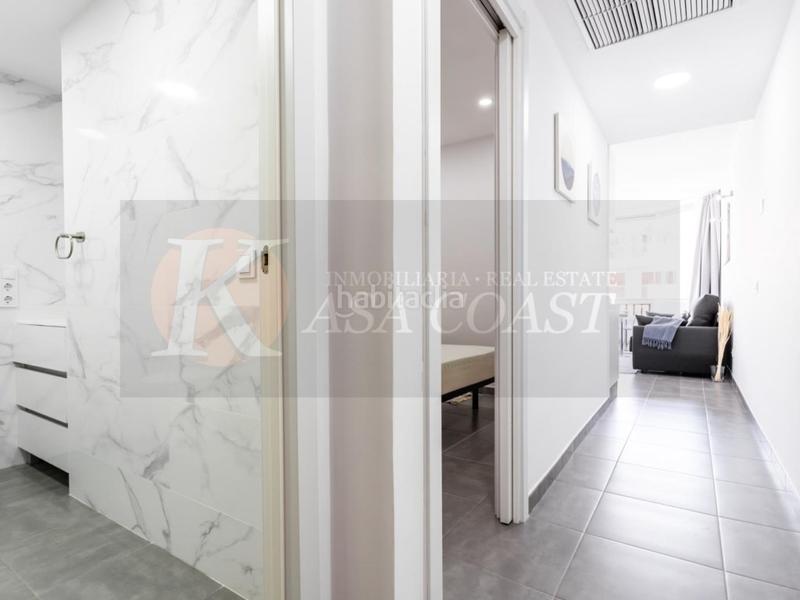 Foto 60d9a332-c592-4218-903d-6e5fe92ae969. Estudio  reformado con dormitorio y vistas al mar 1 línea de playa, en Fuengirola