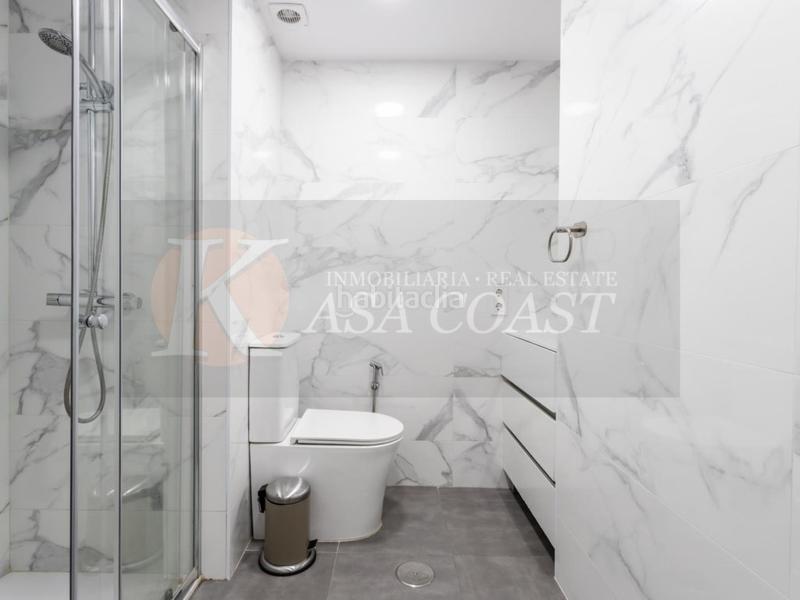 Foto b58903a5-b04b-4dba-aea6-fb983e0583be. Estudio  reformado con dormitorio y vistas al mar 1 línea de playa, en Fuengirola