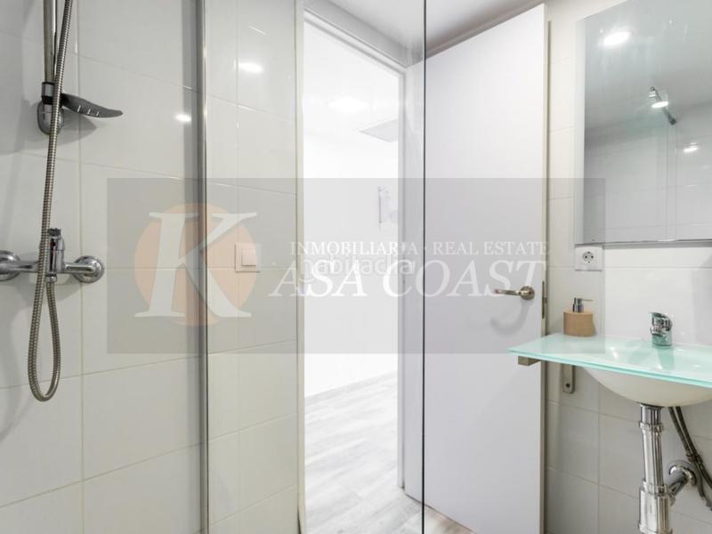 Foto 457fc795-306a-4247-86df-a817d26ad87d. Estudio  reformado con vistas al mar en primera línea de playa centro en Fuengirola