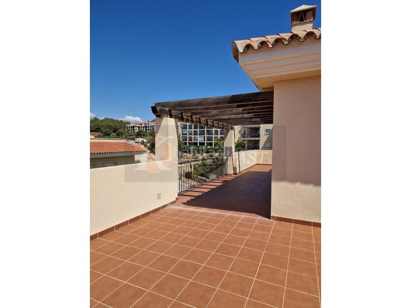 Foto 4c91f266-8a80-4aa9-a9ac-e582e4e3b530. Ático  con vistas al mar y gran terraza en el faro, costa. en Mijas