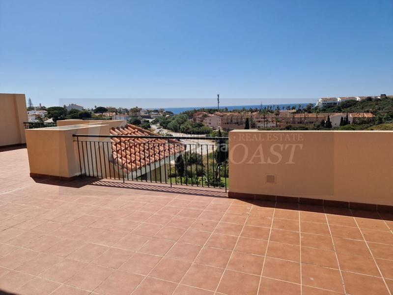 Foto 5f742655-f470-4e65-9019-2d5ac562670c. Ático  con vistas al mar y gran terraza en el faro, costa. en Mijas