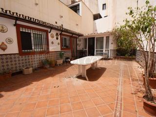 Pis a Puerto Deportivo. Amplio piso en venta en zona céntrica de fuengirola  con patio d