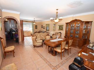 Pis a Puerto Deportivo. Amplio piso en venta en zona céntrica de fuengirola  con patio d