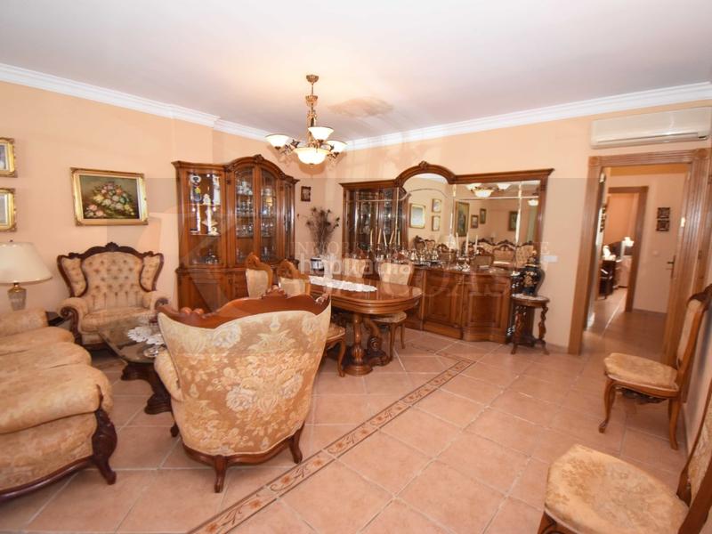 Foto 0c1874b3-c81c-468c-a50a-e0b494135c1d. Piso amplio piso en venta en zona céntrica con patio de 30 m2 en Fuengirola