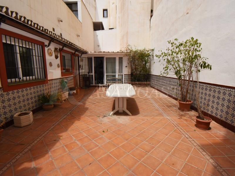 Foto 53c19d60-840a-4ec5-bf9a-1cec93d6e8fa. Piso amplio piso en venta en zona céntrica con patio de 30 m2 en Fuengirola
