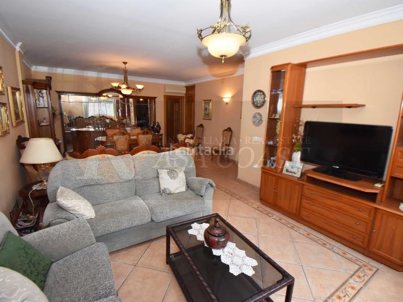 Foto 868c4ce7-e2d3-4a89-a3f5-487428018041. Piso amplio piso en venta en zona céntrica con patio de 30 m2 en Fuengirola