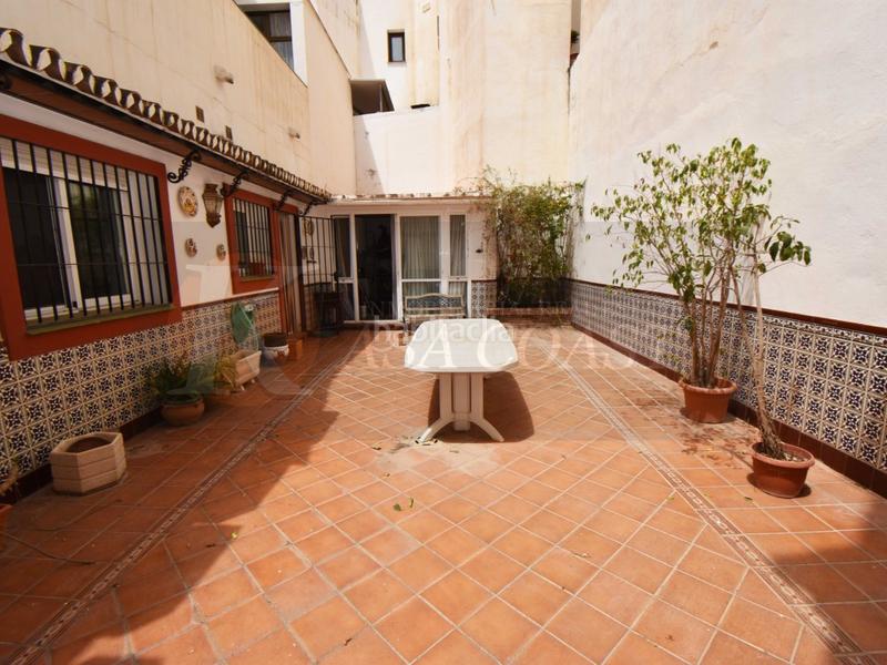 Foto d3c3ec99-76ba-46f1-8bce-943cdc42e348. Piso amplio piso en venta en zona céntrica con patio de 30 m2 en Fuengirola