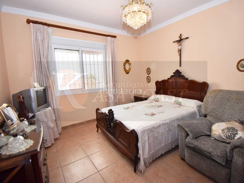 Foto ec98f3dd-4bca-4997-9546-efb960951a61. Piso amplio piso en venta en zona céntrica con patio de 30 m2 en Fuengirola