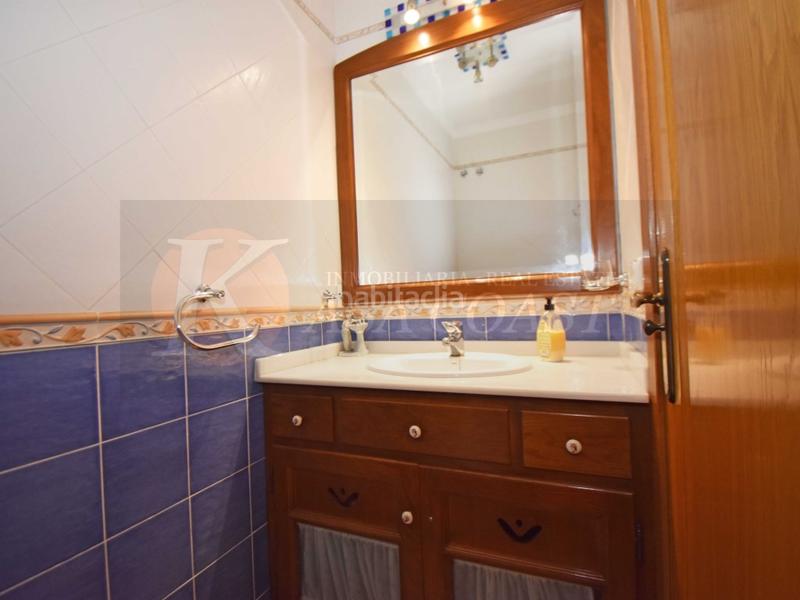 Foto f27abb5e-c1a0-4a64-953b-3bd45255bae1. Piso amplio piso en venta en zona céntrica con patio de 30 m2 en Fuengirola