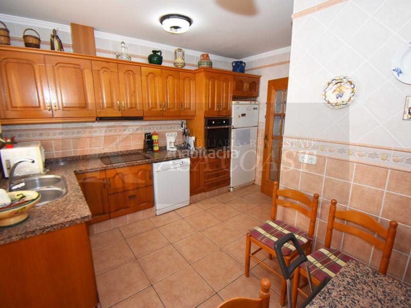 Foto f281bc6e-ac36-4b1d-a1ac-f4d4e33d5240. Piso amplio piso en venta en zona céntrica con patio de 30 m2 en Fuengirola