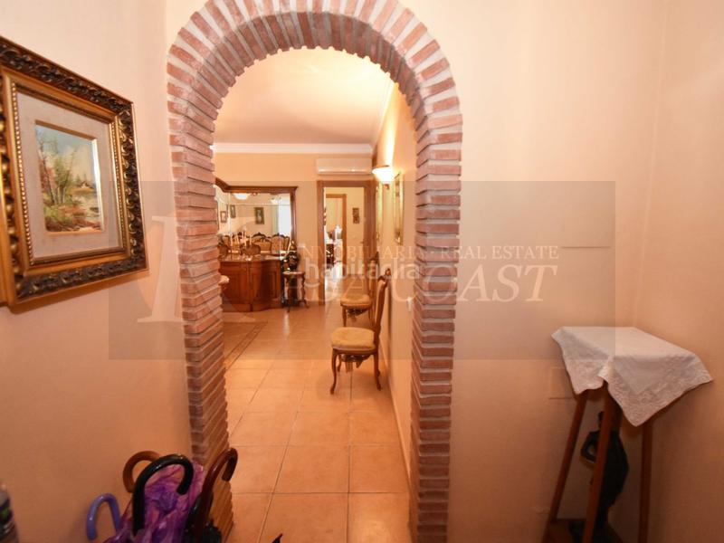 Foto fba060c2-9c04-41d9-b5e0-44b2ecaf2a7c. Piso amplio piso en venta en zona céntrica con patio de 30 m2 en Fuengirola