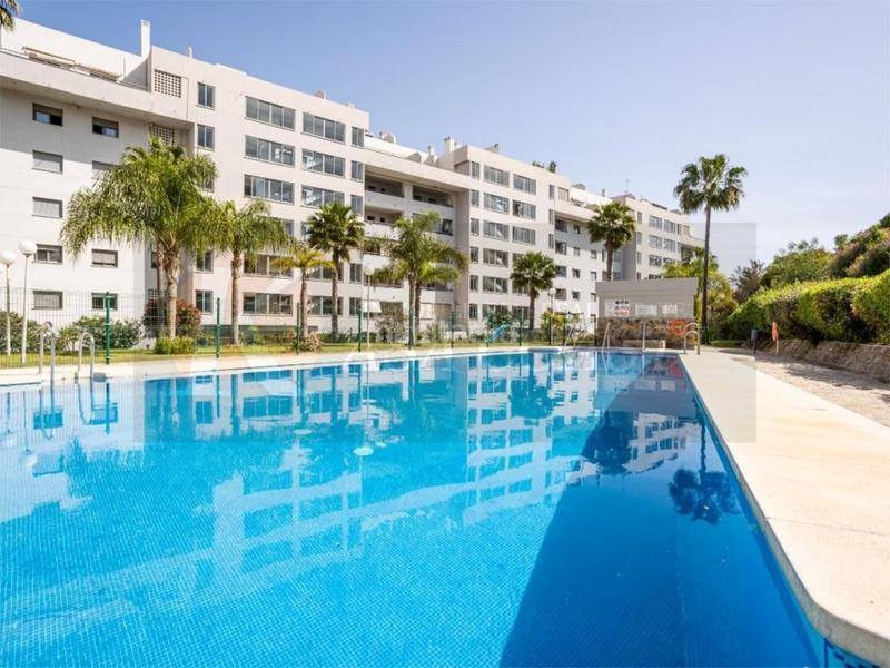 Foto 224c1f27-5a54-4b06-a407-1a4287b8c841. Piso amplio piso en esquina en zona miramar, con garaje y trastero en Fuengirola