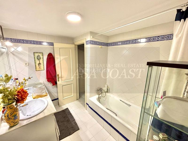Foto 04959cf7-1241-4668-ab40-33d1cf5392d9. Piso  en esquina con terraza y piscina en zona carretera en Mijas