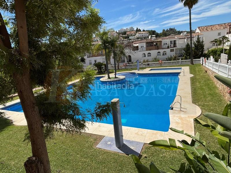 Foto 4fcdc4cc-e816-47d5-b6b0-f047083116d4. Piso  en esquina con terraza y piscina en zona carretera en Mijas