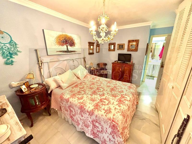 Foto 5a602c5b-aa9c-4211-8d5d-62fec4085af4. Piso  en esquina con terraza y piscina en zona carretera en Mijas