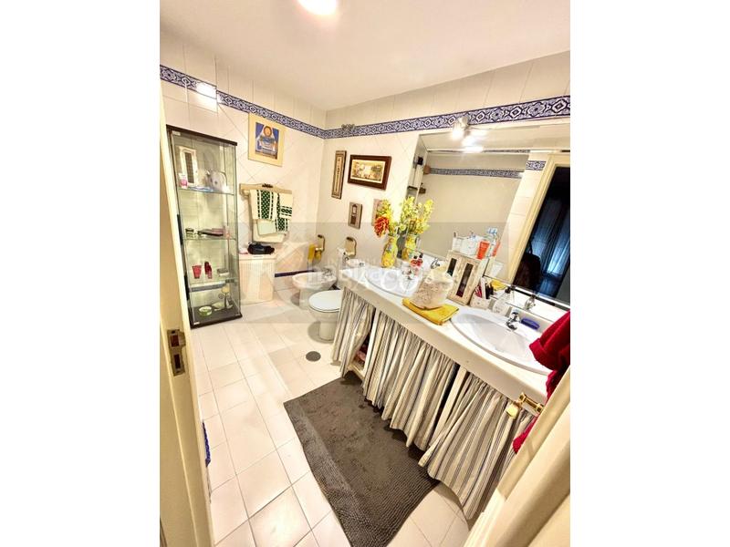 Foto 64862b14-fa8b-4d2f-9152-fc7e1cdc9f16. Piso  en esquina con terraza y piscina en zona carretera en Mijas