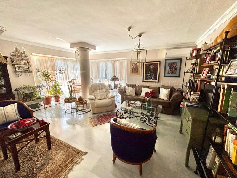 Foto 7e72a354-c9dd-4186-8bf9-77422df5651c. Piso  en esquina con terraza y piscina en zona carretera en Mijas