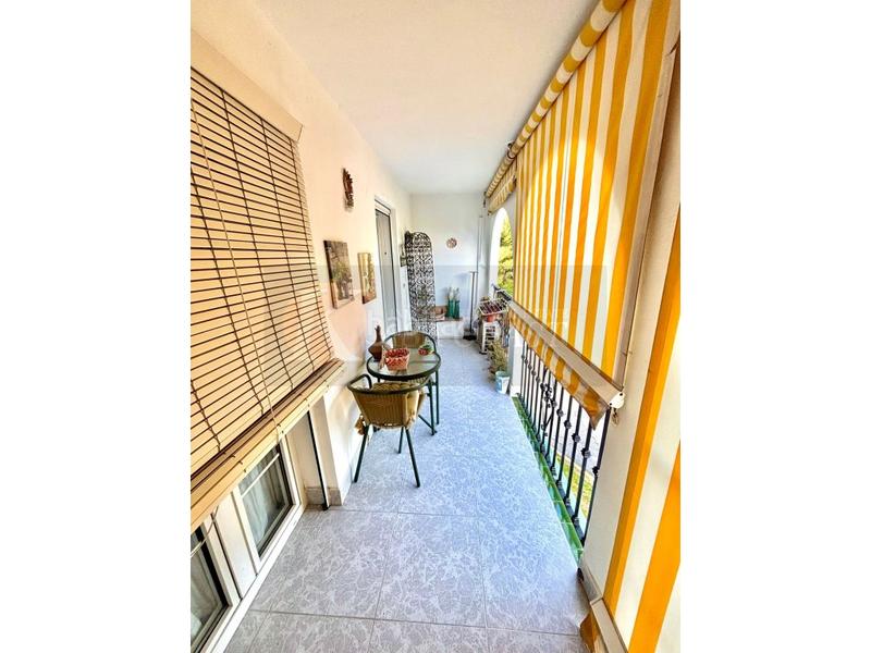 Foto 96f49375-aaec-477e-a756-de23606d708c. Piso  en esquina con terraza y piscina en zona carretera en Mijas