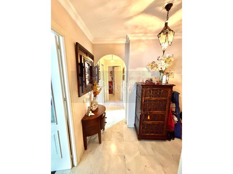 Foto a16da0ab-0a3f-4b4b-a2ef-b384beeef209. Piso  en esquina con terraza y piscina en zona carretera en Mijas