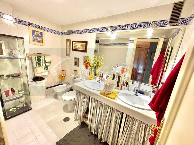 Foto a7a03ce5-612d-477a-87fa-96db954fe55a. Piso  en esquina con terraza y piscina en zona carretera en Mijas
