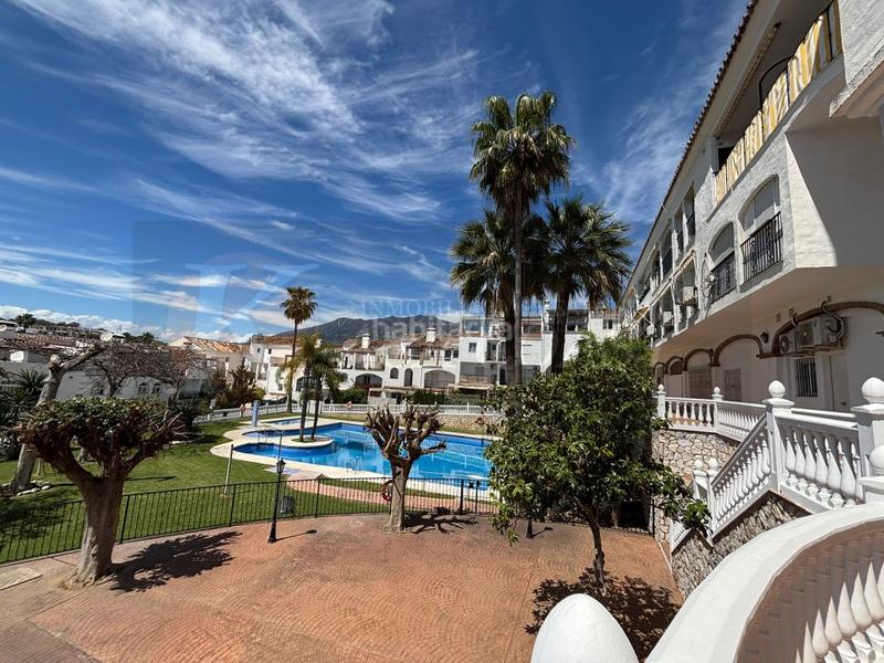 Foto dbdbecb6-e0c1-47ff-a4f2-db477e8b0ad6. Piso  en esquina con terraza y piscina en zona carretera en Mijas