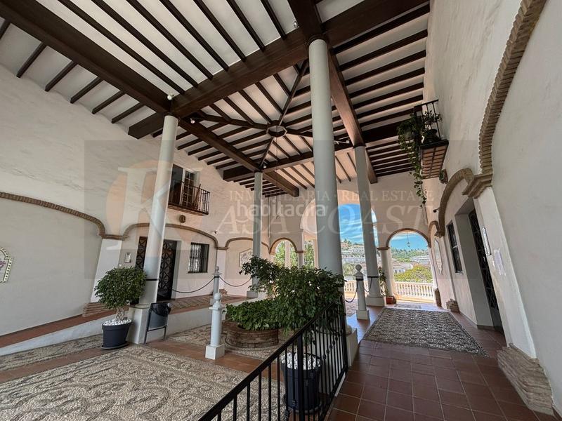 Foto eb5a2435-5a30-44a0-9c3c-623a334ff7a2. Piso  en esquina con terraza y piscina en zona carretera en Mijas