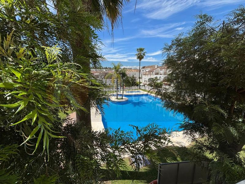Foto f0259989-4b3a-4d5f-b0cf-e9fecad9e5fe. Piso  en esquina con terraza y piscina en zona carretera en Mijas
