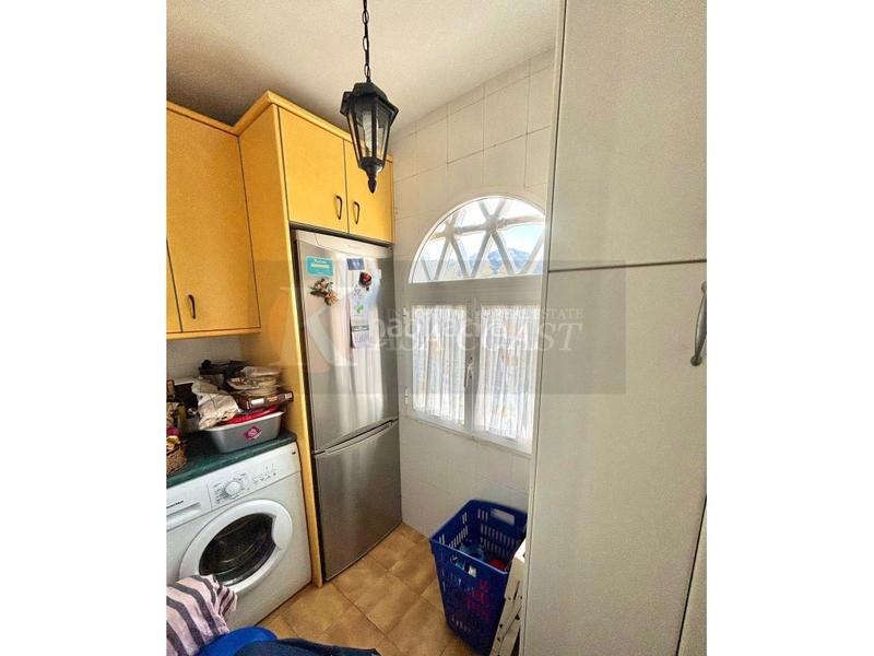 Foto f6c73775-ad3a-44d6-96fa-bc0358af8f49. Piso  en esquina con terraza y piscina en zona carretera en Mijas