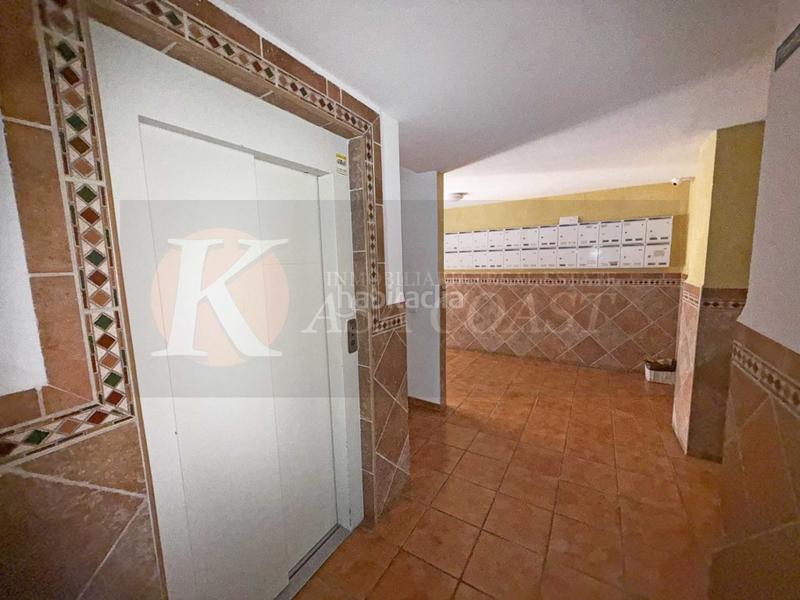 Foto 6e0e6179-bc5a-400a-a471-88f7d8b1574d. Piso  en venta en las lagunas, costa con terraza y garaje incluido en Mijas