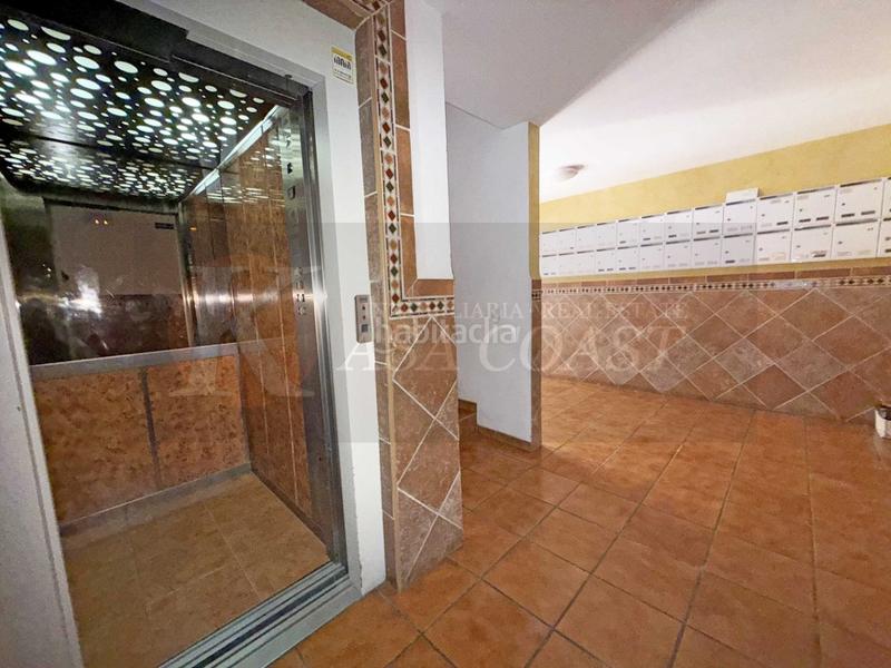 Foto b6c8e200-ecc1-46f7-b993-630b56e07500. Piso  en venta en las lagunas, costa con terraza y garaje incluido en Mijas
