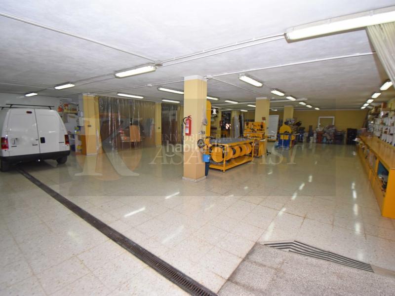Foto 258f40f5-bd38-48f8-b66d-e3b354c2c2b7. Local comercial  en venta en las lagunas, costa ideal para negocios industriales o logísticos en Mijas
