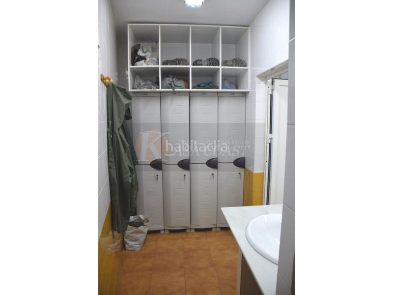 Foto 8e9216a4-2b45-4a00-8e99-92852e76b42a. Local comercial  en venta en las lagunas, costa ideal para negocios industriales o logísticos en Mijas