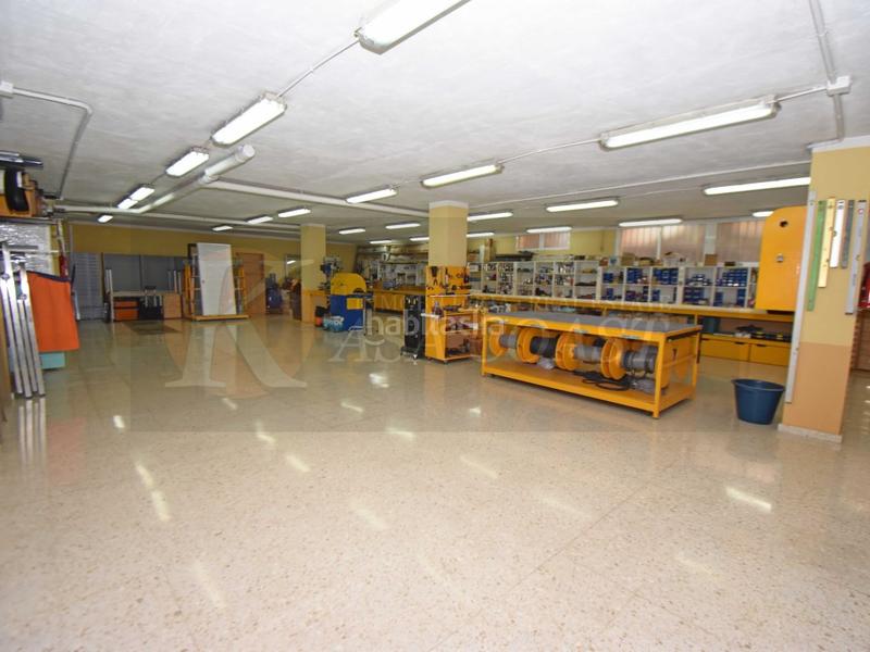 Foto a6561916-1f04-41fa-8d2a-5c51102d41db. Local comercial  en venta en las lagunas, costa ideal para negocios industriales o logísticos en Mijas