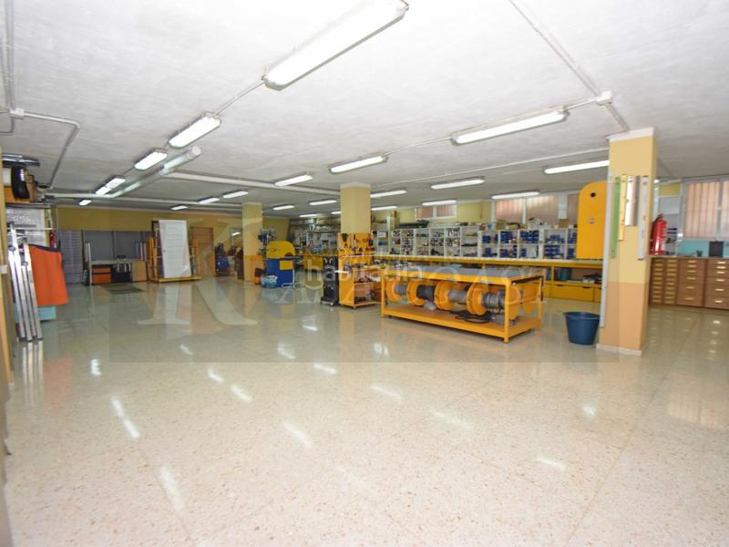 Foto bfd318bf-b8b4-45f4-bbf7-8469d0bbf509. Local comercial  en venta en las lagunas, costa ideal para negocios industriales o logísticos en Mijas