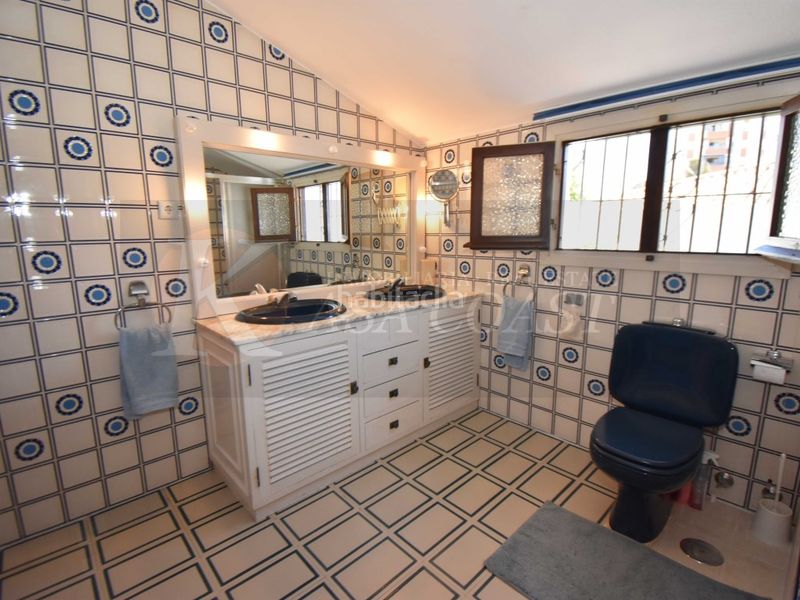 Foto 5cb72e0f-5a63-46c3-b1eb-f4c3a5cbc4e1. Casa amb aparcament piscina a Castillo Sohail - Myramar Fuengirola