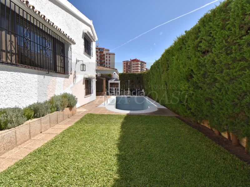 Foto f4c9cf50-4f2d-4a55-bdb9-5d65f69d7e85. Casa amb aparcament piscina a Castillo Sohail - Myramar Fuengirola