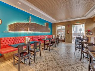 Local commercial à Las Cañadas. Local reformado en esquina junto a el corte inglés  mijas costa