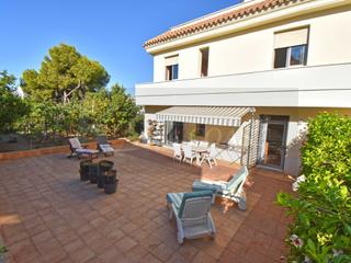 Casa aparellada a Torreblanca del Sol. Casa pareada con jardín privado y vistas al mar en torreblanca,