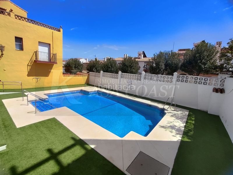 Foto f2bf87e5-3a1f-43b3-b335-ca323c4f93cf. Casa aparellada amb aparcament piscina a Los Ríos Mijas