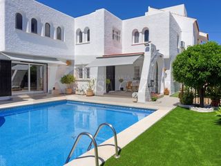 Casa a schiera in Los Pacos. Exclusivo adosado en venta en los pacos, fuengirola