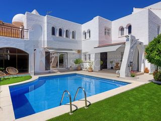 Casa a schiera in Los Pacos. Exclusivo adosado en venta en los pacos, fuengirola