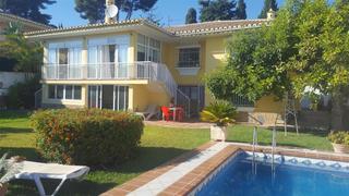 Chalet en Centro. Villa aislada de 6 dormitorios en mijas costa