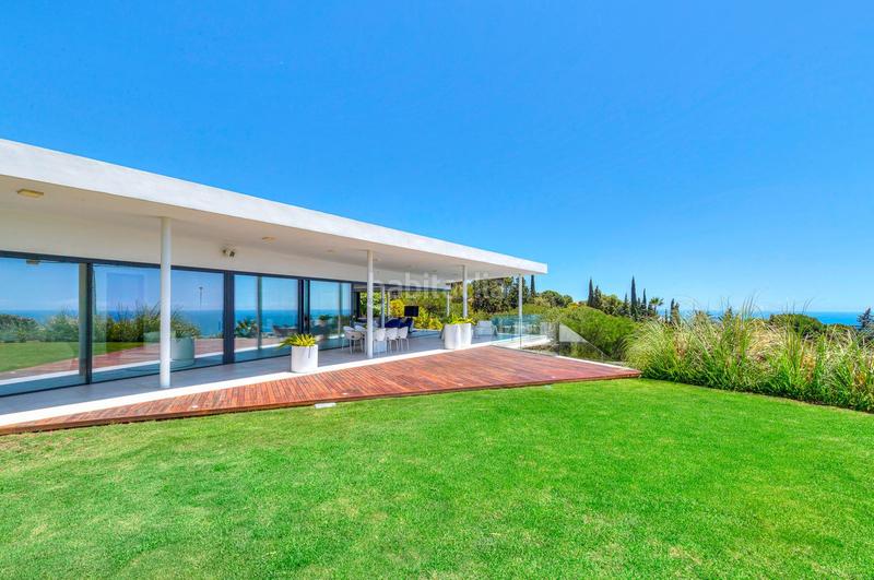 Foto a6a5349f-ab22-486c-8a5a-6b94c255af26. Chalet villa aislada de 5 dormitorios en Centro ciudad Fuengirola
